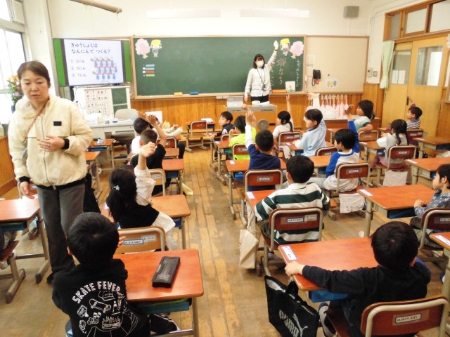 「何人で作っているでしょう？」