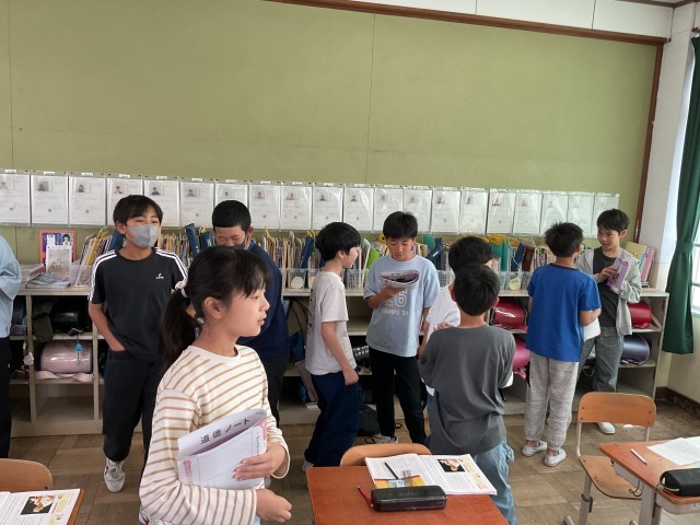 「ふりかえり」を交流している様子です。