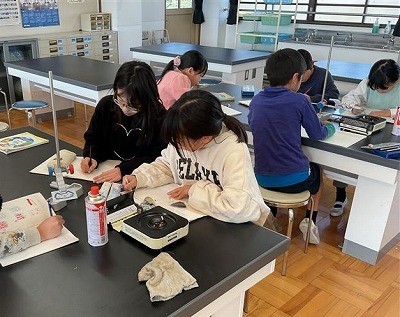 予想をたてている様子