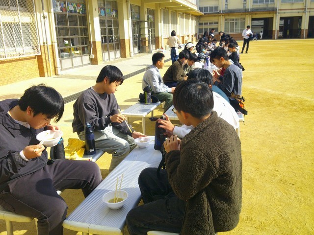 ちゃんぽん麺を食べる子どもたち