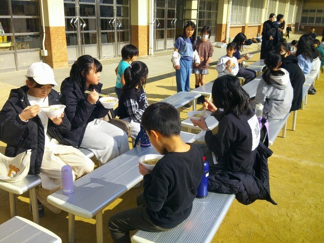 ちゃんぽん麺を食べる子どもたち