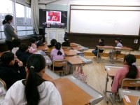 教室でモニターでお話を聞いています。