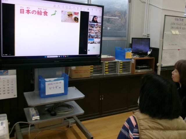 職員室で給食調理員さんと一緒に参加しました。