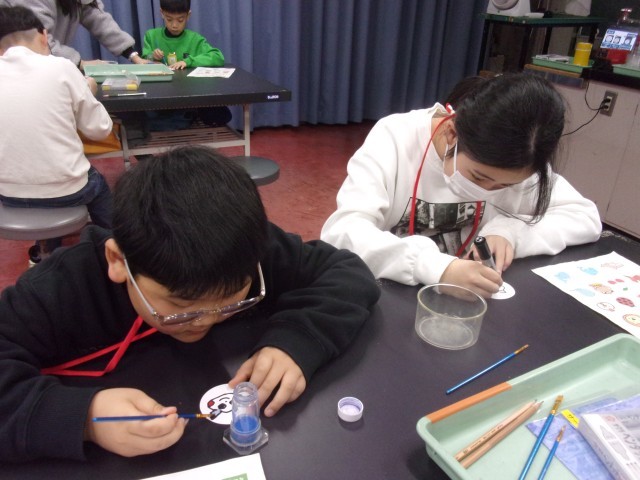 高学年は、実験教室でサーモインクの学習！