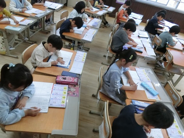 丁寧に学習する姿