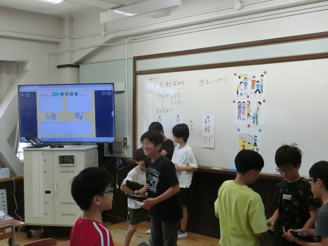 道徳で自分の考えや気持ちを交流している様子