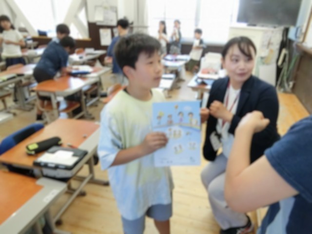学習した英語のフレーズを使って保護者に話しかける様子