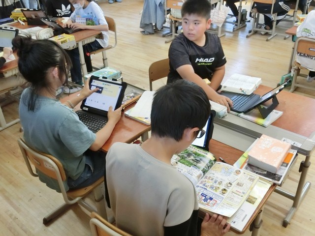 国語の学習で社会科の資料集からその事例をさがす様子