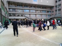 校庭に避難する様子