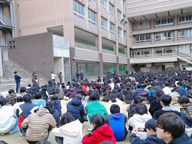 避難後に話を聞く様子