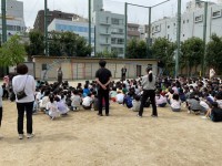 訓練後、校長先生のお話を聞いている様子