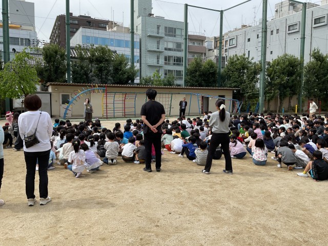 訓練後、校長先生のお話を聞いている様子