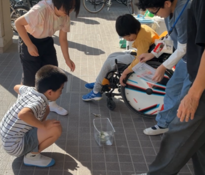 巣立ちを見守る様子
