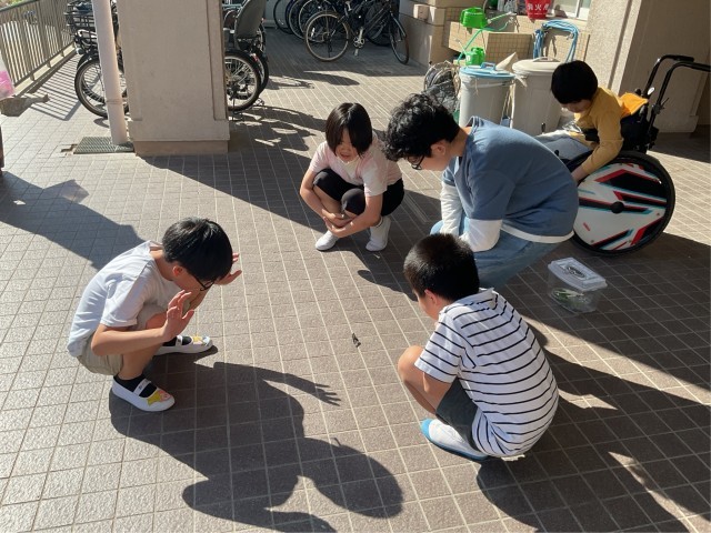 お別れの挨拶をする様子