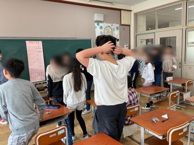 答えを伝えにいく長蛇の列