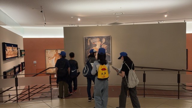 鑑賞するこどもたち