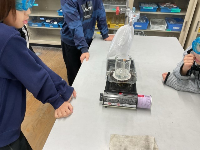 水を熱したときのあわの正体を見つける実験