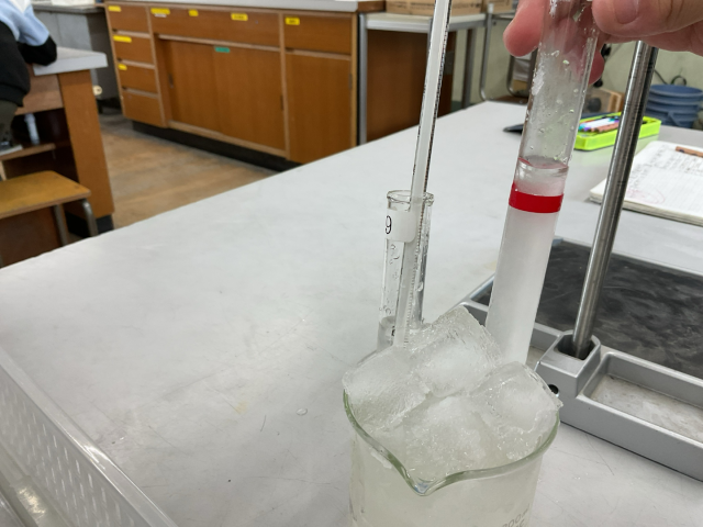 水を冷やし続けるとどうなるかの実験