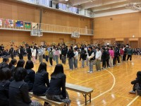 ４年生からは元気な歌声を届けました