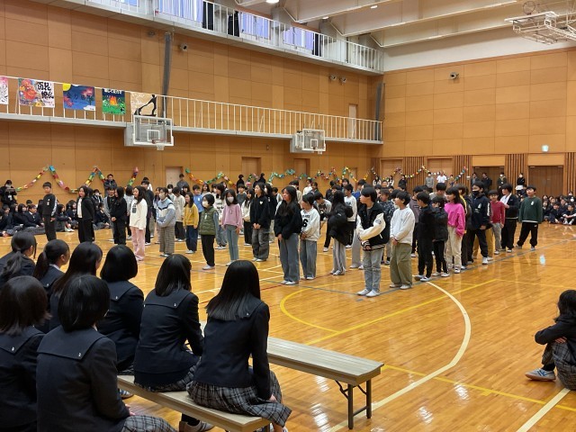 ４年生からは元気な歌声を届けました