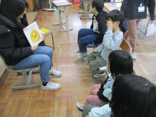 掃除の写真がなかったので、ルーペ先生との英語学習の様子です。なにができるかな？という絵本を朗読してもらいました！