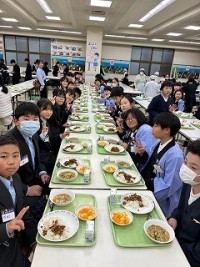 一緒に給食をいただきます