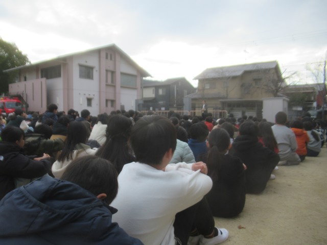 校長先生の話を聴く様子