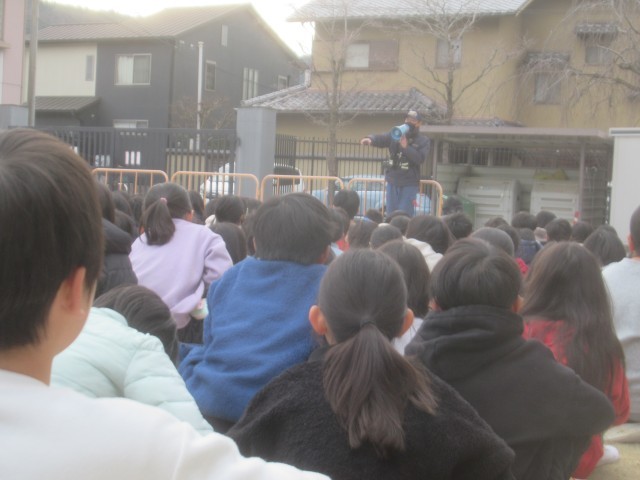 消防隊員の方の話を聴く様子