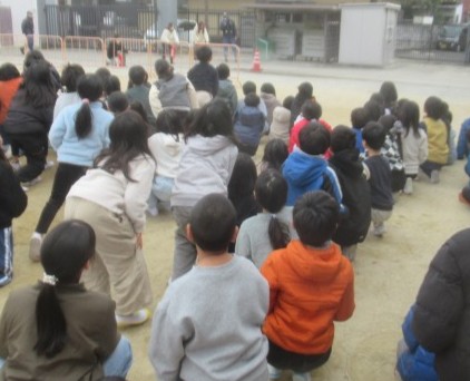 消火器を使う訓練を見る様子