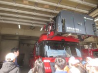 はしご車のはしごがどのくらい伸びるのか教えてもらいました。