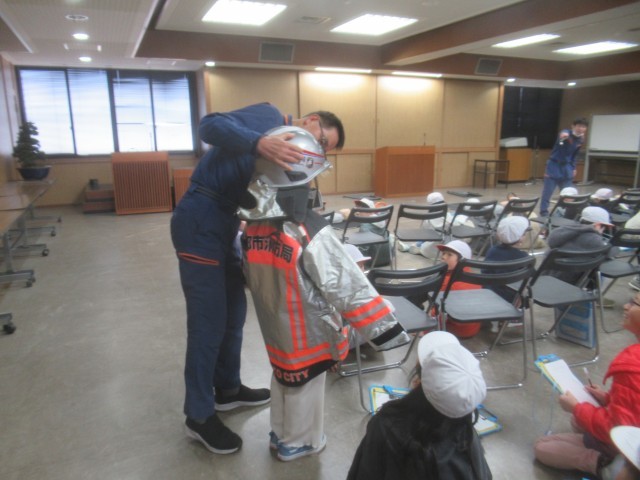 消防隊の方が来ている服を実際に着させてもらいました。