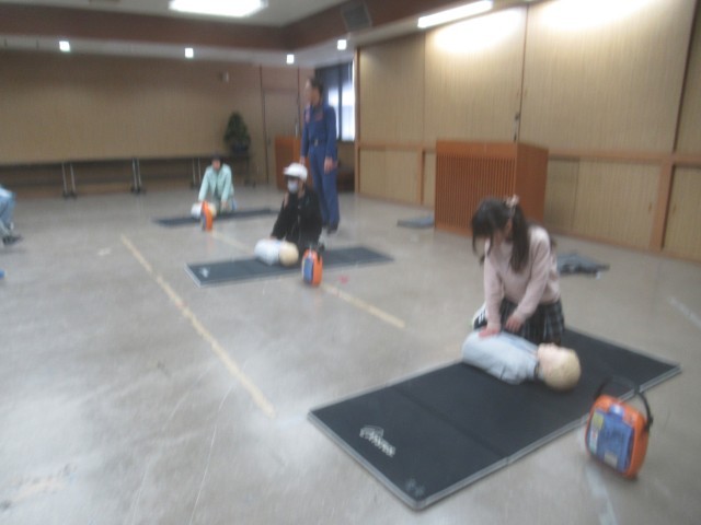 もし自分以外人がいないときに誰かが倒れたらどうすればいいのか教えてもらいました。