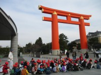 大鳥居を地図にメモする様子