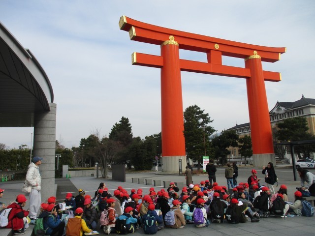 大鳥居を地図にメモする様子