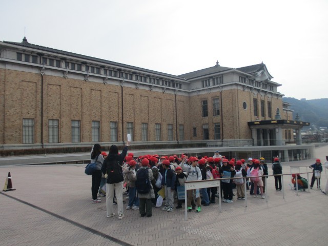 京セラ美術館を地図にメモする様子