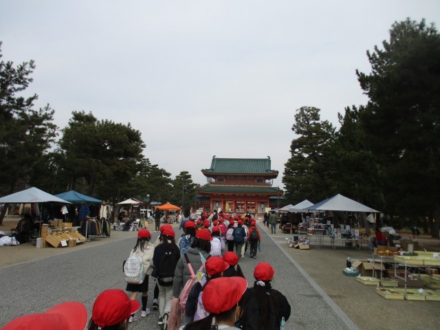 岡崎公園を通って平安神宮へ向かう様子