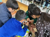 空き缶は電気を通すのか通さないのか議論しています