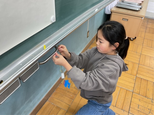 電気を通すものを教室内で探しています