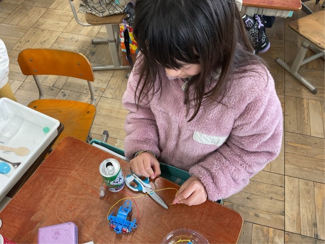 「あれ？ハサミは鉄でできているのに電気を通さない！？」