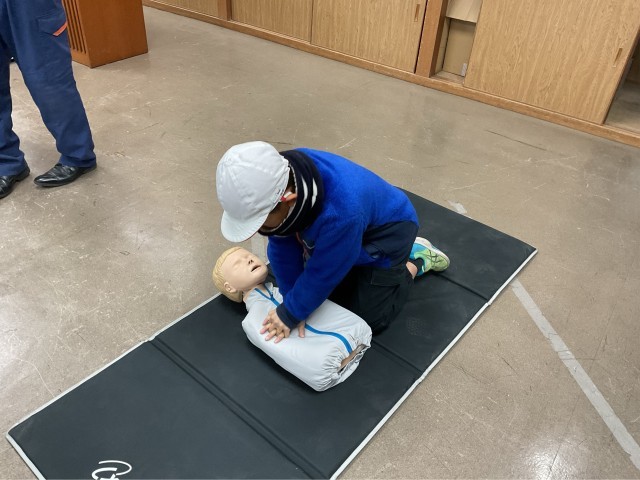 胸骨圧迫（心臓マッサージ）を教えていただきました