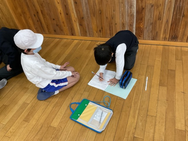 ４年生たちにインタビューする様子