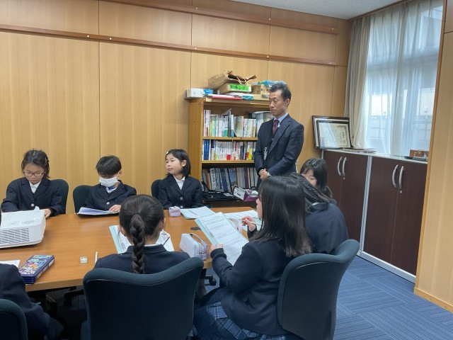 校長先生にインタビューする様子