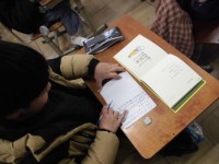 自分だけの詩集を作っている様子