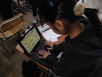 友達の詩集を鑑賞している様子