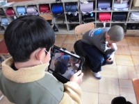 美術作品のポーズを真似して撮影している様子