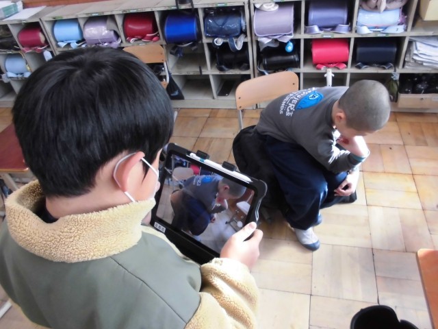 美術作品のポーズを真似して撮影している様子