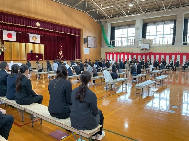 校長先生と一緒に礼をする１年生