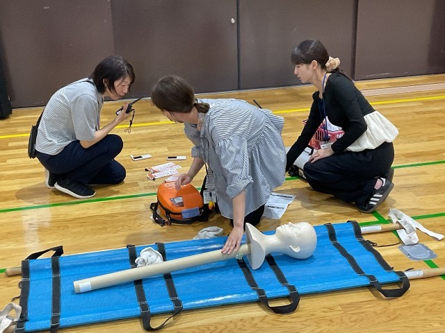AEDやトランシーバーを使った救命措置