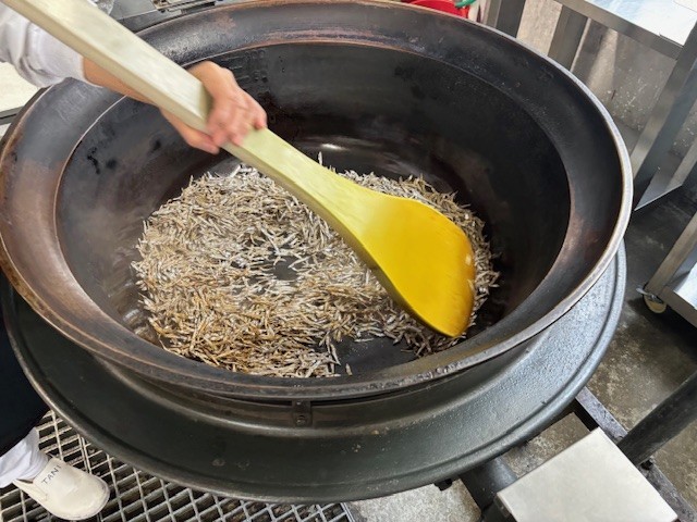 手早くたれをからめて「ごまめ」になります