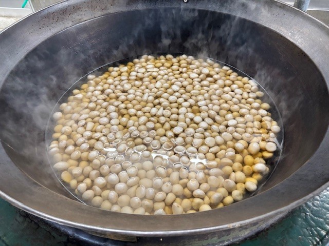 里いもにじっくり下味をつけています